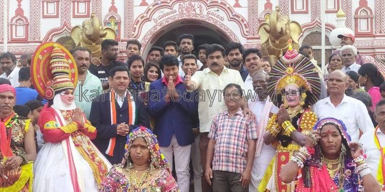 ಕನ್ನಡ ನಾಡು ನುಡಿ ನಮನದೊಂದಿಗೆ ಪುನೀತ್ ನೆನಪು ಕಾರ್ಯಕ್ರಮ; ಜಾನಪದ ತಂಡದೊAದಿಗೆ ಭವ್ಯ ಮೆರವಣಿಗೆ.