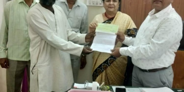 ಕಸಾಪದಿಂದ “ಕನ್ನಡ ಭವನದ ಕಟ್ಟಡಕ್ಕೆ 10 ಲಕ್ಷ ಅನುದಾನ ಬಿಡುಗಡೆ – ಹಸ್ತಾಂತರ