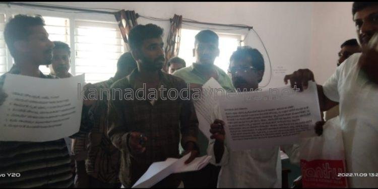 ತೀರ್ಥಹಳ್ಳಿ ಕಾರ್ಮಿಕ ಇಲಾಖೆ ಕರ್ಮಕಾಂಡದ ವಿರುದ್ಧ ಸಿಡಿದೆದ್ದ ಕಾರ್ಮಿಕರು..!* *ಗೃಹ ಸಚಿವರ ಸ್ವಕ್ಷೇತ್ರ ತೀರ್ಥಹಳ್ಳಿ ಕಾರ್ಮಿಕ ಇಲಾಖೆಯಲ್ಲಿ ಅಧಿಕಾರಿಗಳ ಡೀಲ್ ಡೀಲ್…!*
