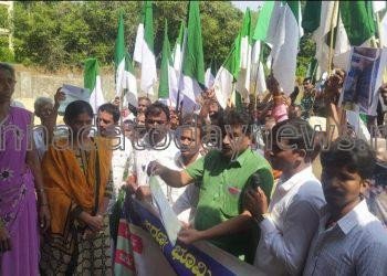 ಮಂಜಗುಣಿಯಲ್ಲಿ ಬೃಹತ್ ಹಳ್ಳಿ ಕಡೆ ನಡಿಗೆ ಕಾರ್ಯಕ್ರಮ; ಹಿಂದು ವಾಸಿಸುವ ಪ್ರದೇಶದಲ್ಲಿ ಸೌಕರ್ಯ ಒದಗಿಸುವಲ್ಲಿ ತಾತ್ಸಾರ- ರವೀಂದ್ರ ನಾಯ್ಕ.