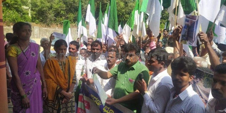 ಮಂಜಗುಣಿಯಲ್ಲಿ ಬೃಹತ್ ಹಳ್ಳಿ ಕಡೆ ನಡಿಗೆ ಕಾರ್ಯಕ್ರಮ; ಹಿಂದು ವಾಸಿಸುವ ಪ್ರದೇಶದಲ್ಲಿ ಸೌಕರ್ಯ ಒದಗಿಸುವಲ್ಲಿ ತಾತ್ಸಾರ- ರವೀಂದ್ರ ನಾಯ್ಕ.