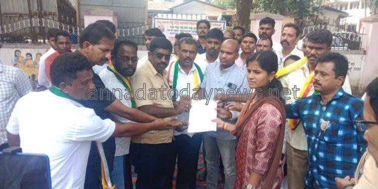 ಭಟ್ಕಳದ ಹೇಬಳೆ ಪಂಚಾಯತನಲ್ಲಿ ಭ್ರಷ್ಟಾಚಾರ ನಡೆಸಿದ ಅಧಿಕಾರಿಗಳ ರಕ್ಷಣೆ- RTI ಸಂಘದ ರಾಜ್ಯ ಅಧ್ಯಕ್ಷ ರಮೇಶ್ ಕುಣಿಗಲ್ ನೇತೃತ್ವದಲ್ಲಿ ಉತ್ತರ ಕನ್ನಡ ಜಿಲ್ಲಾ ಪಂಚಾಯತ್ ಕಚೇರಿ ಎದುರು ಧರಣಿ