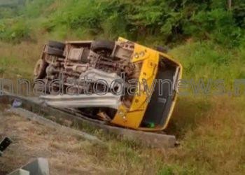 ಸ್ಕೂಲ್ ವಾಹನ ಪಲ್ಟಿಯಾಗಿ 12 ವಿದ್ಯಾರ್ಥಿಗಳಿಗೆ ಗಾಯ