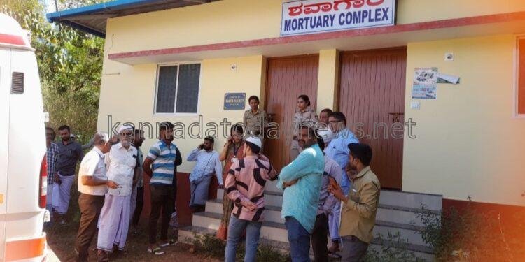 ಭಟ್ಕಳದ ಶಂಶುದ್ಧೀನ್ ಸರ್ಕಲ್ ಹತ್ತಿರ ರಸ್ತೆ ದಾಟುತ್ತಿರುವಾಗ ಕಾರು ಡಿಕ್ಕಿಯಾಗಿ ಯುವತಿ ಸಾವು- ಇನ್ನೊಬ್ಬಳ ಸ್ಥಿತಿ ಗಂಭೀರ