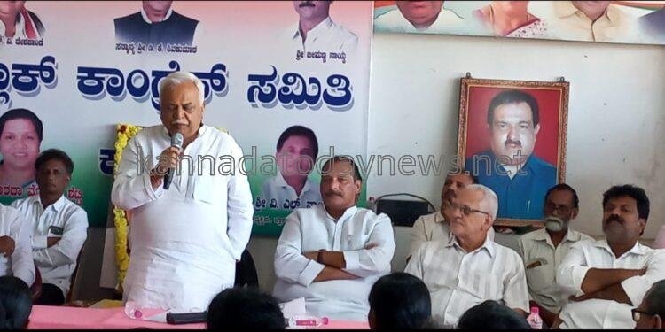 ಕುಮಟಾದಲ್ಲಿ ಮಾಜಿ ಸಚಿವ ಆರ್.ವಿ. ದೇಶಪಾಂಡೆ ನೇತೃತ್ವದಲ್ಲಿ ಜಿಲ್ಲಾ ಕಾಂಗ್ರೆಸ್ ಮುಖಂಡರ ಬ್ರಹತ ಸಭೆ