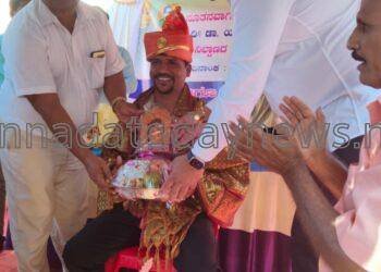 ಕೋವಿಡ ಸಮಯದಲ್ಲಿ ಉತ್ತಮ ಕೆಲಸ ಮಾಡಿ ಸಾರ್ವಜನಿಕರ ಸೇವೆ ಮಾಡಿದ ಆಟೋ ಚಾಲಕ ಸಮಾಜ ಸೇವಕ ಶ್ರೀನಿವಾಸ ನಾಯ್ಕ ಹನುಮಾನ ನಗರ ಅವರನ್ನು ಸನ್ಮಾನಿಸಿದ ಶಾಸಕ ಸುನೀಲ್ ನಾಯ್ಕ