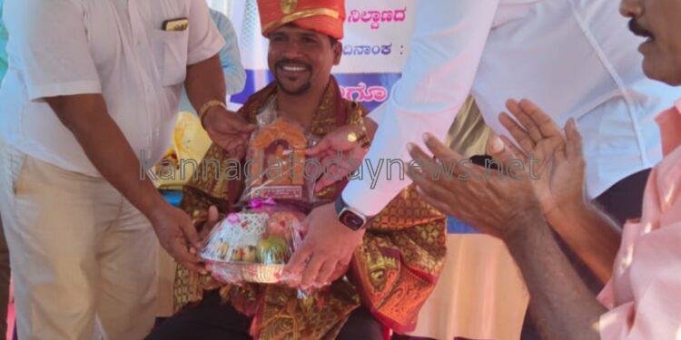 ಕೋವಿಡ ಸಮಯದಲ್ಲಿ ಉತ್ತಮ ಕೆಲಸ ಮಾಡಿ ಸಾರ್ವಜನಿಕರ ಸೇವೆ ಮಾಡಿದ ಆಟೋ ಚಾಲಕ ಸಮಾಜ ಸೇವಕ ಶ್ರೀನಿವಾಸ ನಾಯ್ಕ ಹನುಮಾನ ನಗರ ಅವರನ್ನು ಸನ್ಮಾನಿಸಿದ ಶಾಸಕ ಸುನೀಲ್ ನಾಯ್ಕ