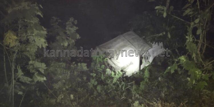 ಚಾಲಕಿಯ ನಿಯಂತ್ರಣ ತಪ್ಪಿ ಜೀಪ್ ಹೊಂಡಕ್ಕೆ ಬಿದ್ದ ಪರಿಣಾಮ ಜೀಪ್ ಚಲಾಯಿಸುತ್ತಿದ್ದ ಮಹಿಳೆ ಸ್ಥಳದಲ್ಲೇ ಸಾವು