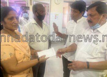 ಕುಕ್ಕರ್‌ಬಾಂಬ್ ಸ್ಪೋಟಗೊಂಡ ಗಾಯಗೊಂಡ ಆಟೋ ಚಾಲಕನ ಕುಟುಂಬಬಕ್ಕೆ 50000 ಸಾವಿರ ರೂಪಾಯಿ ಧನ ಸಹಾಯ ಮಾಡಿದ ಗೃಹ ಸಚಿವ ಅರಗ ಜ್ಞಾನೇಂದ್ರ