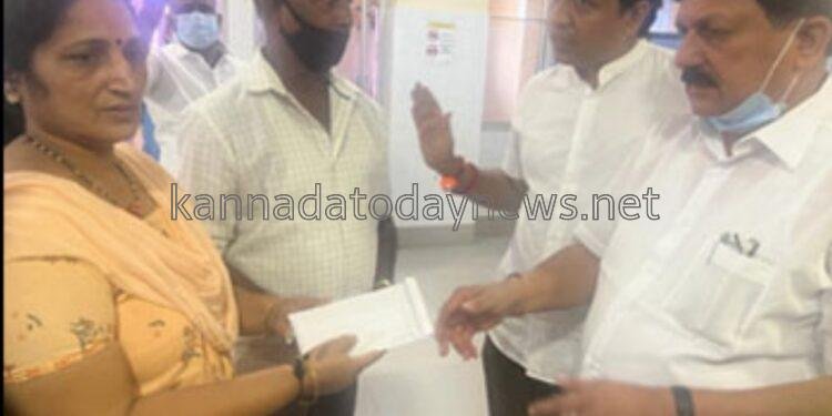 ಕುಕ್ಕರ್ಬಾಂಬ್ ಸ್ಪೋಟಗೊಂಡ ಗಾಯಗೊಂಡ ಆಟೋ ಚಾಲಕನ ಕುಟುಂಬಬಕ್ಕೆ 50000 ಸಾವಿರ ರೂಪಾಯಿ ಧನ ಸಹಾಯ ಮಾಡಿದ ಗೃಹ ಸಚಿವ ಅರಗ ಜ್ಞಾನೇಂದ್ರ