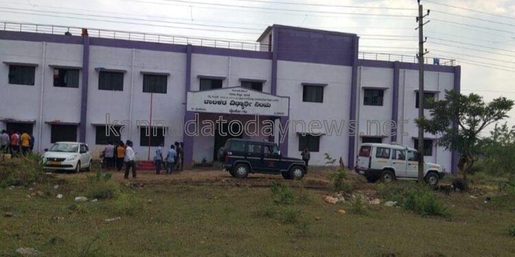 ಸಮಾಜ ಕಲ್ಯಾಣ ಇಲಾಖೆಗೆ ಸೇರಿದ ಹಾಸ್ಟೇಲ್ ನಲ್ಲಿ ವಿದ್ಯಾರ್ಥಿ ನೇಣುಬಿಗಿದುಕೊಂಡು ಆತ್ಮಹತ್ಯೆಗೆ ಶರಣು