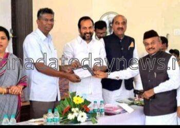 ಡಿಸಿಸಿ ಹೆಸರಿನ 5ಲಕ್ಷ ಎಫ್.ಡಿ (ಠೇವಣಿ) ನಕಲು ಹಸ್ತಾಂತರ