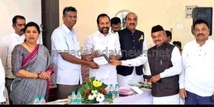 ಡಿಸಿಸಿ ಹೆಸರಿನ 5ಲಕ್ಷ ಎಫ್.ಡಿ (ಠೇವಣಿ) ನಕಲು ಹಸ್ತಾಂತರ