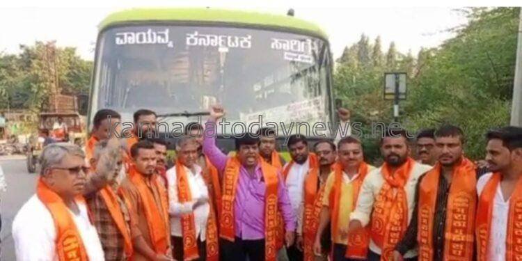 ಸುಪ್ರೀಂಕೋರ್ಟ್‌ನಲ್ಲಿ ಗಡಿ ವಿಚಾರಣೆ – ಮಹಾರಾಷ್ಟ್ರದಲ್ಲಿ ಕರ್ನಾಟಕ ಬಸ್‌ಗೆ ಕಪ್ಪು ಮಸಿ ಬಳಿದ ಮರಾಠಿ ಭಾಷಿಕ ಪುಂಡರು