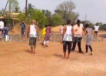 ಪ್ರವಾಸಕ್ಕೆಂದು ಕರೆದುಕೊಂಡು ಬಂದು ಮಕ್ಕಳಿಗೆ ಹೊಡೆಯುತ್ತಿದ್ದ ಶಿಕ್ಷಕ -ದೃಶ್ಯ ಕಂಡು ಶಿಕ್ಷಕನಿಗೆ ಛಿಮಾರಿ ಹಾಕಿ ತರಾಟೆಗೆ ತೆಗೆದುಕೊಂಡ ಸ್ಥಳೀಯರು