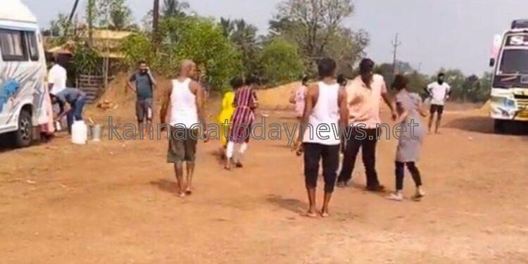 ಪ್ರವಾಸಕ್ಕೆಂದು ಕರೆದುಕೊಂಡು ಬಂದು ಮಕ್ಕಳಿಗೆ ಹೊಡೆಯುತ್ತಿದ್ದ ಶಿಕ್ಷಕ -ದೃಶ್ಯ ಕಂಡು ಶಿಕ್ಷಕನಿಗೆ ಛಿಮಾರಿ ಹಾಕಿ ತರಾಟೆಗೆ ತೆಗೆದುಕೊಂಡ ಸ್ಥಳೀಯರು