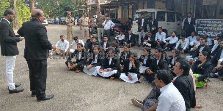 ಯುವ ವಕೀಲರಾದ ಕುಲದೀಪ್ ಶೆಟ್ಟಿ ಅವರ ಮೇಲೆ ಬಂಟ್ವಾಳದ ಪುಂಜಾಲಕಟ್ಟೆಯ ಪೊಲೀಸ್ ಠಾಣೆಯ ಪೋಲೀಸರು ನಡೆಸಿದ ದೌರ್ಜನ್ಯಕ್ಕೆ ಮಂಗಳೂರು ವಕೀಲರ ಸಂಘ(ರಿ) ತೀವ್ರವಾಗಿ ಖಂಡನೆ- ಕ್ರಮಕ್ಕೆ ಆಗ್ರಹ