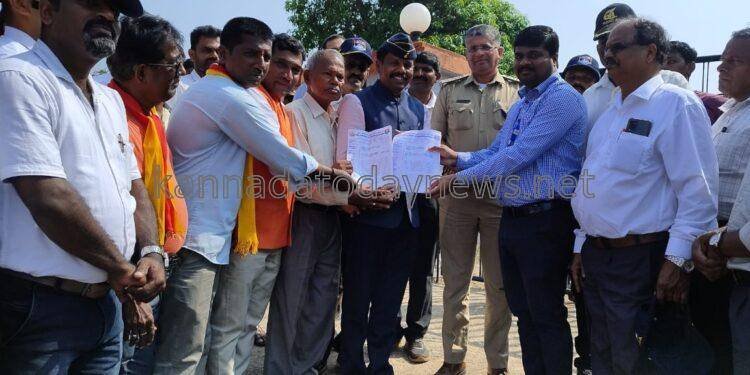 ಅಖಿಲ ಕರ್ನಾಟಕ ಮಾಜಿ ಸೈನಿಕರ ಸಂಘ (ರಿ) ರಾಜ್ಯಾಧ್ಯಕ್ಷರ ನೇತೃತ್ವದಲ್ಲಿ ಹಾಗೂ ಭಟ್ಕಳದ ವಿವಿಧ ಕನ್ನಡಪರ ಸಂಘಟನೆ ಹಾಗೂ ವಿವಿಧ ಸಾಮಾಜಿಕ ಸಂಘ ಸಂಸ್ಥೆಗಳ ಸಹಕಾರದೊಂದಿಗೆ ಭಟ್ಕಳದ ಲೈಟ್ ಹೌಸ್ ಅವ್ಯವಸ್ಥೆ ಖಂಡಿಸಿ ಪ್ರತಿಭಟನೆ