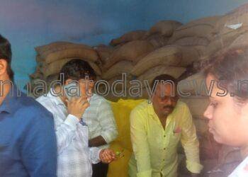 ಭ್ರಷ್ಟಾಚಾರದ ದೂರು ಹಿನ್ನಲೆ ಭಟ್ಕಳದ ಮುಂಡಳ್ಳಿ ನ್ಯಾಯಬೆಲೆ ಅಂಗಡಿಗೆ ಅಧಿಕಾರಿಗಳ ತಂಡ ಆಗಮಿಸಿ ತನಿಖೆ ಮತ್ತು ದಾಖಲೆ ಪರಿಶೀಲನೆ