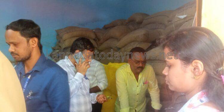 ಭ್ರಷ್ಟಾಚಾರದ ದೂರು ಹಿನ್ನಲೆ ಭಟ್ಕಳದ ಮುಂಡಳ್ಳಿ ನ್ಯಾಯಬೆಲೆ ಅಂಗಡಿಗೆ ಅಧಿಕಾರಿಗಳ ತಂಡ ಆಗಮಿಸಿ ತನಿಖೆ ಮತ್ತು ದಾಖಲೆ ಪರಿಶೀಲನೆ