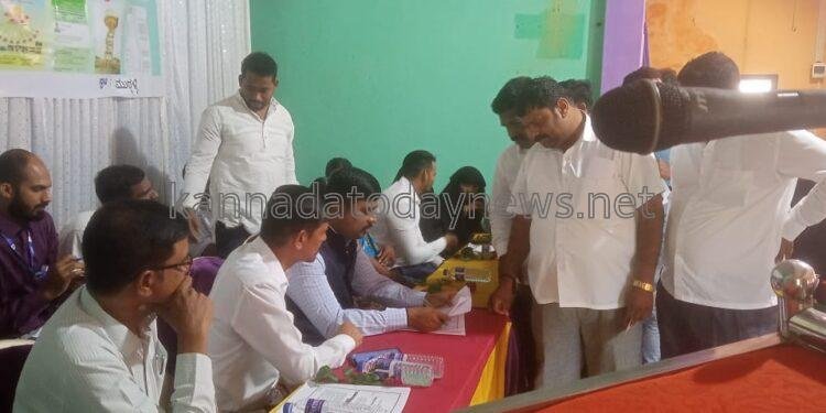 ಭಟ್ಕಳ ತಹಸೀಲ್ದಾರ್ ಸುಮಂತ.ಬಿ ಅವರ ನೇತೃತ್ವದಲ್ಲಿ ಮುಟ್ಟಳ್ಳಿ ಗ್ರಾಮ ಪಂಚಾಯತ ವ್ಯಾಪ್ತಿಯಲ್ಲಿ ಯಶಸ್ವಿಯಾಗಿ ನಡೆದ ಜಿಲ್ಲಾಧಿಕಾರಿಗಳ ನಡೆ ಹಳ್ಳಿ ಕಡೆ ಕಾರ್ಯಕ್ರಮ