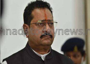 ಸಾಕು ತಂದೆಯ ವಚನ ಪಾಲಿಸಲು ಮುಂದಾಗಿ ಸಿಎಂ ಗೊಂದಲದಲ್ಲಿದ್ದಾರೆ – ಬಿಎಸ್ವೈ ವಿರುದ್ಧ ಯತ್ನಾಳ್ ಪರೋಕ್ಷ ವಾಗ್ದಾಳಿ