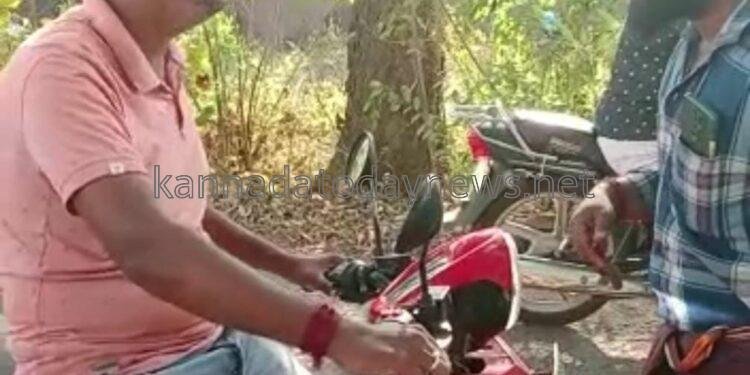 ಭಟ್ಕಳ್ದಲ್ಲಿ ಅಕ್ರಮ ಮಣ್ಣು ಸಾಗಾಟ ಲಾರಿ ಮೇಲೆ ತಹಶೀಲ್ದಾರ್ ದಾಳಿ- ಸುದ್ದಿ ಬಿತ್ತರಿಸಿದ ವೆಬ್ ಪೋರ್ಟಲ್ ಸಂಪಾದಕ ಜೇವೋತ್ತಮ ಪೈ ಗೆ ಅರೋಪಿಗಳಿಂದ ಜೀವ ಬೆದರಿಕೆ , ಹಲ್ಲೆಗೆ ಯತ್ನ, ಪೊಲೀಸರಿಂದ ಪ್ರಕರಣ ದಾಖಲು