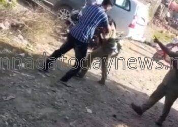 ದ್ವಿಚಕ್ರ ವಾಹನ  ಸವಾರನಿಂದ  ಕೆ.ಎಸ್.ಆರ್.ಟಿ.ಸಿ ನಿರ್ವಾಹಕ ಮತ್ತು ಚಾಲಕ ನ ಮೇಲೆ ಹಲ್ಲೆ*