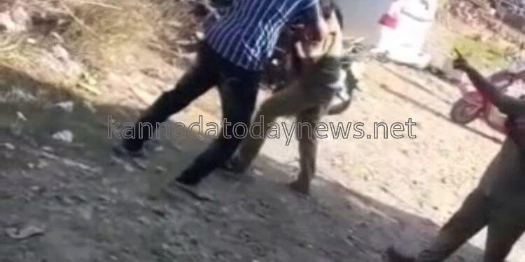 ದ್ವಿಚಕ್ರ ವಾಹನ  ಸವಾರನಿಂದ  ಕೆ.ಎಸ್.ಆರ್.ಟಿ.ಸಿ ನಿರ್ವಾಹಕ ಮತ್ತು ಚಾಲಕ ನ ಮೇಲೆ ಹಲ್ಲೆ*