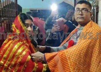 42 ವರ್ಷದ ಶಿಕ್ಷಕರೊಬ್ಬರು ತನ್ನ 20 ವರ್ಷದ ವಿದ್ಯಾರ್ಥಿನಿಯ ನಡುವೆ ಲವ್ – ದೇವಸ್ಥಾನದಲ್ಲಿ ಮದುವೆ