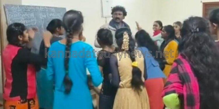 ವಿದ್ಯಾರ್ಥಿನಿಯರ ಜೊತೆ ಮುಖ್ಯ ಶಿಕ್ಷಕನ ಅಸಭ್ಯ ವರ್ತನೆ- ಶಿಕ್ಷಕನಿಗೆ ಹಿಗ್ಗಾಮುಗ್ಗಾ ಥಳಿಸಿದ ವಿದ್ಯಾರ್ಥಿನಿಯರು