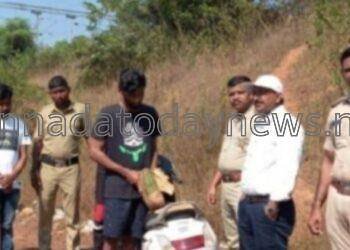 ಕುಮಟಾ ಪೊಲೀಸರಿಂದ ರೈಲ್ವೆ ನಿಲ್ದಾಣದ ಬಳಿ ಗಾಂಜಾ ಮಾರಾಟ ಮಾಡುತ್ತಿದ 3 ಜನರ ಬಂಧನ