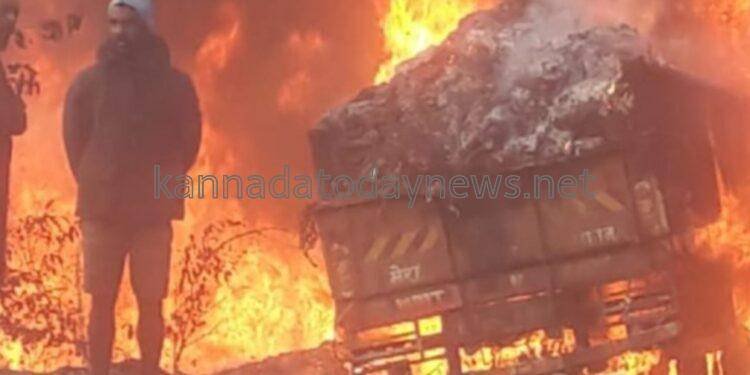 ರಾಸಾಯನಿಕ ತುಂಬಿದ ಲಾರಿಯೊಂದು ರಾಷ್ಟ್ರೀಯ ಹೆದ್ದಾರಿ 63 ರ ಅಂಕೋಲಾದಲ್ಲಿ ಬೆಂಕಿಗಾಹುತಿ