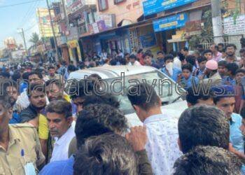 ಶಾಲೆ ಮುಗಿಸಿ ಮನೆಗೆ ತೆರಳಲು ಬಸ ಗೆ ಕಾಯುತ್ತಿದ್ದ ವಿದ್ಯಾರ್ಥಿ ಮೇಲೆರೆಗಿದ ಕಾರು- 14 ವರುಷದ ಕಾರ್ತಿಕ್ ಸ್ಥಳದಲ್ಲೇ ಸಾವು