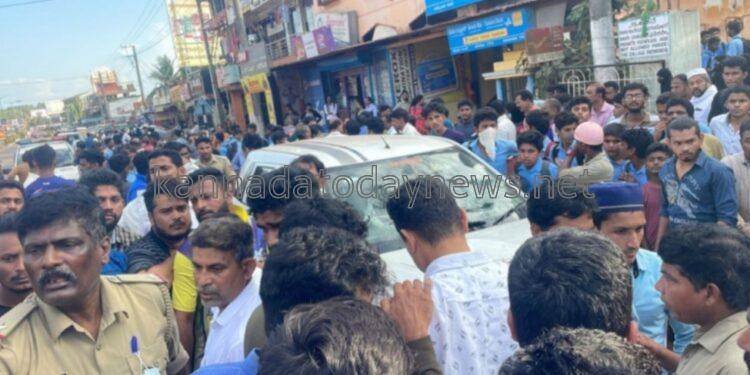 ಶಾಲೆ ಮುಗಿಸಿ ಮನೆಗೆ ತೆರಳಲು ಬಸ ಗೆ ಕಾಯುತ್ತಿದ್ದ ವಿದ್ಯಾರ್ಥಿ ಮೇಲೆರೆಗಿದ ಕಾರು- 14 ವರುಷದ ಕಾರ್ತಿಕ್ ಸ್ಥಳದಲ್ಲೇ ಸಾವು