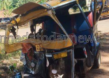 ಭಟ್ಕಳದಲ್ಲಿ ಸಾಗರ ರಸ್ತೆಯಲ್ಲಿ ಕೆ.ಎಸ್.ಆರ್.ಟಿ.ಸಿ ಬಸ್ ಮತ್ತು ಆಟೋ ರಿಕ್ಷಾ ನಡುವೆ ಅಪಘಾತ- ಆಟೋ ಪ್ರಯಾಣಿಕರಿಗೆ ಗಾಯ ,ಮಣಿಪಾಲ್ ಆಸ್ಪತ್ರೆಗೆ ದಾಖಲು