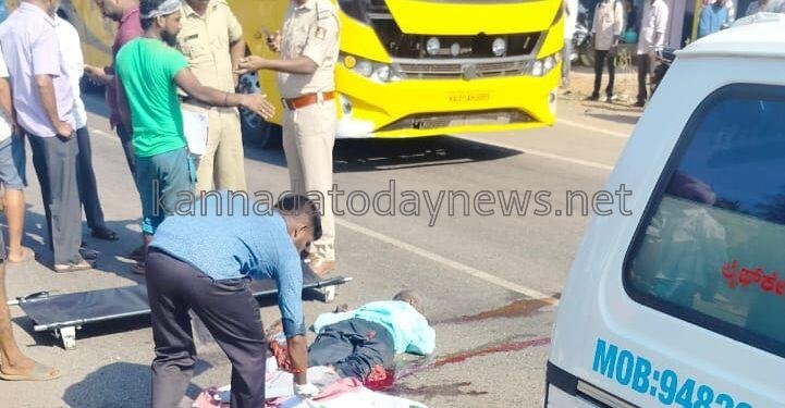 ಹೈವೇ ದಾಟುತ್ತಿದ್ದ ಪಾದಾಚಾರಿಗೆ ಬಸ್ ಡಿಕ್ಕಿ- ವೃದ್ಧ ಸ್ಥಳದಲ್ಲೇ ಸಾವು