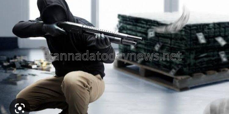 ಹಾಡಹಗಲೇ ಬೆಂಗಳೂರಿನಲ್ಲಿ ಪೊಲೀಸರ ವೇಷದಲ್ಲಿ 80 ಲಕ್ಷ ರೂಪಾಯಿ ದೋಚಿ ಪರಾರಿಯಾದ ಕಳ್ಳರು
