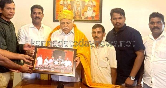 2022ನೇ ಸಾಲಿನ ಅತ್ಯುತ್ತಮ ಶಾಸಕ ಪ್ರಶಸ್ತಿಗೆ ಭಾಜನರಾದ ಮಾಜಿ ಸಚಿವ ಆರ್.ವಿ ದೇಶಪಾಂಡೆಯವರಿಗೆ ಭಟ್ಕಳ-ಹೊನ್ನಾವರ ವಿಧಾನಸಭಾ ಕಾಂಗ್ರೆಸ್ ಪಕ್ಷದ ಎಂ.ಎಲ್.ಎ ಟಿಕೆಟ್ ಆಕಾಂಕ್ಷಿ ಶ್ರೀಧರ ನಾಯ್ಕ ಕೈಕಿಣಿ ಅವರಿಂದ ಅಭಿನಂದನೆ