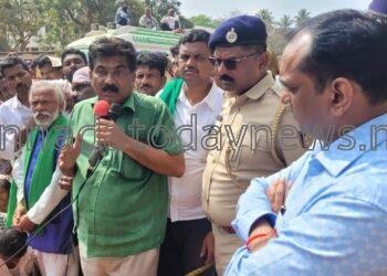 ಅರಣ್ಯವಾಸಿಗಳಿಂದ ತೀವ್ರ ಆಕ್ರೋಶ; ಯಶಸ್ವಿ ಸ್ವಪ್ರೇರಣೆ ಶಿರಸಿ ಬಂದ್, ಪರಿಹಾರಕ್ಕೆ ಅಗ್ರಹಿಸಿ ಧರಣಿ, ಮೆರವಣಿಗೆ ಹಾಗೂ ತಾಲೂಕಾ ಕಚೇರಿಗೆ ಮುತ್ತಿಗೆ.