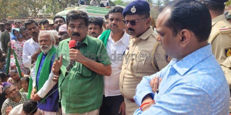 ಅರಣ್ಯವಾಸಿಗಳಿಂದ ತೀವ್ರ ಆಕ್ರೋಶ; ಯಶಸ್ವಿ ಸ್ವಪ್ರೇರಣೆ ಶಿರಸಿ ಬಂದ್, ಪರಿಹಾರಕ್ಕೆ ಅಗ್ರಹಿಸಿ ಧರಣಿ, ಮೆರವಣಿಗೆ ಹಾಗೂ ತಾಲೂಕಾ ಕಚೇರಿಗೆ ಮುತ್ತಿಗೆ.