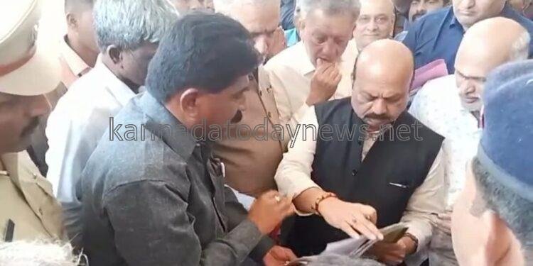 ಹೋರಾಟಗಾರರ ನೀಯೋಗವು ಮುಖ್ಯಮಂತ್ರಿಗೆ ಭೇಟ್ಟಿ; ಅರಣ್ಯವಾಸಿಗಳ ಸಮಸ್ಯೆಗಳನ್ನ ಸರಕಾರ ಗಂಭೀರವಾಗಿ ಪರಿಗಣಿಸಿದೆ, ತಿದ್ದುಪಡಿ ಪ್ರಮಾಣ ಪತ್ರಕ್ಕೆ ಸರಕಾರ ಚಿಂತನೆ- ಮುಖ್ಯಮಂತ್ರಿ.