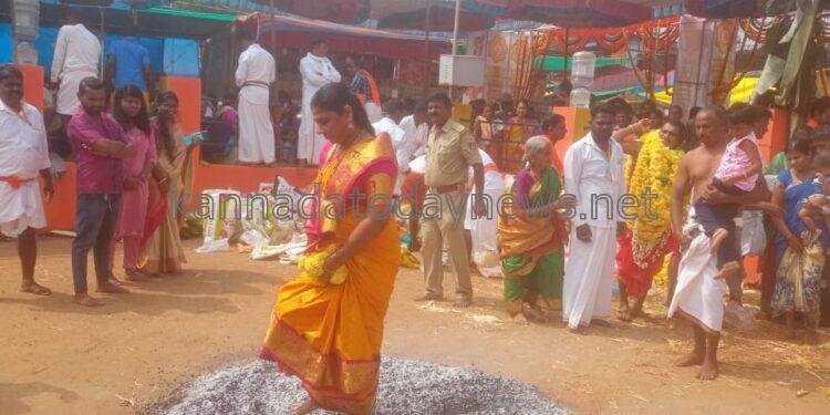 ಭಟ್ಕಳ ಸೋಡಿಗದ್ದೆ ಶ್ರೀ ಮಹಾಸತಿ ದೇವಿ ಸನ್ನಿಧಿಯಲ್ಲಿ ಸಾವಿರಾರು ಭಕ್ತರಿಂದ ಅದ್ದೂರಿಯಾಗಿ ನಡೆದ ಕೆಂಡ ಸೇವೆ