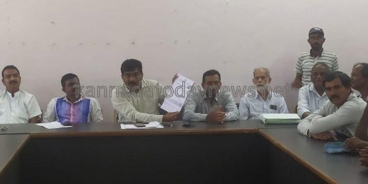 ಅಧಿಭೋಗದಲ್ಲಿರುವ ಅರಣ್ಯ ಜಮೀನಿನಿಂದ ಒಕ್ಕಲೆಬ್ಬಿಸಿದರೇ ಅರಣ್ಯ ಅಧಿಕಾರಿ ವಿರುದ್ಧ ಕಾನೂನು ಕ್ರಮ- ರವೀಂದ್ರ ನಾಯ್ಕ.