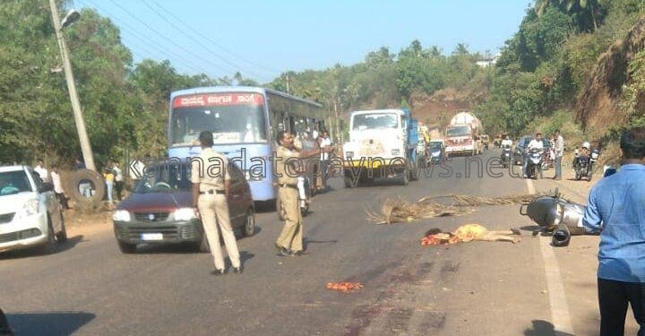 ಲಾರಿ ಮತ್ತು ಸ್ಕೂಟಿ ನಡುವೆ ಭೀಕರ ಅಪಘಾತ – ಸ್ಕೂಟಿಯಲ್ಲಿ ತೆರಳುತ್ತಿದ್ದ ಮಹಿಳೆ ಸ್ಥಳದಲ್ಲೇ ಸಾವು