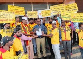 ಚುನಾವಣೆ ಆಮಿಷಗಳ ನಿಯಂತ್ರಣಕ್ಕೆ ಕರ್ನಾಟಕ ರಾಷ್ಟ್ರ ಸಮಿತಿ ಪಕ್ಷದ ಕಾರ್ಯಕರ್ತರು ರಾಜ್ಯಾಧ್ಯಕ್ಷ ರವಿಕೃಷ್ಣ ರೆಡ್ಡಿ ನೇತೃತ್ವದಲ್ಲಿ ಉತ್ತರ ಕನ್ನಡ ಜಿಲ್ಲಾಧಿಕಾರಿಗೆ ಮನವಿ