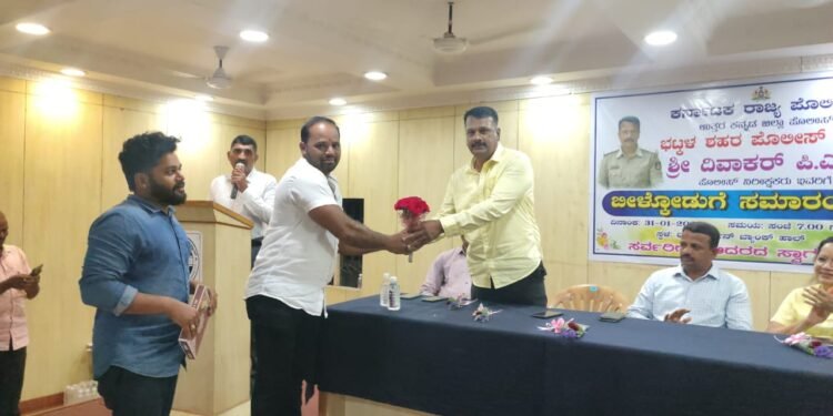 ಭಟ್ಕಳದ ಜನಸ್ನೇಹಿ ಪೊಲೀಸ್ ಇನ್ಸ್ಪೆಕ್ಟರ್ ದಿವಾಕರ್ ಪಿ.ಎಂ ಅವರಿಗೆ ಭಟ್ಕಳದ ನಾಗರಿಕರಿಂದ ಪ್ರೀತಿಯ ಬೀಳ್ಕೊಡುಗೆ
