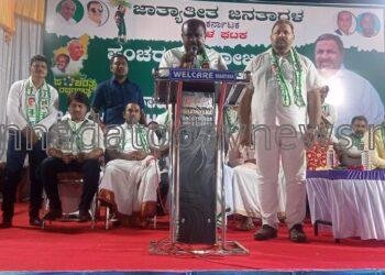 ಮಾಜಿ ಶಾಸಕ ಮಂಕಾಳ ವೈದ್ಯ ಶಾಸಕರಿರುವಾಗ ಅವರ ಸ್ವಂತ ಮೊಗೇರ ಸಮಾಜಕ್ಕೆ ಎಸ್.ಸಿ ಪ್ರಮಾಣ ಪತ್ರ ಕೊಡಿಸಲು ಯೋಗ್ಯತೆ ಇಲ್ಲ- ಈಗ ಬೇರೆ ಸಮುದಾಯದವರಿಗೆ ಸುಳ್ಳು ಭರವಸೆ ನೀಡುತ್ತಿದ್ದಾರೆ ಜೆಡಿಎಸ್ ಅಭ್ಯರ್ಥಿ ಇನಾಯಿತುಲ್ಲ ಶಾಬಂದ್ರಿ ಗುಡುಗು