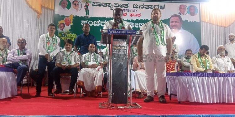 ಮಾಜಿ ಶಾಸಕ ಮಂಕಾಳ ವೈದ್ಯ ಶಾಸಕರಿರುವಾಗ ಅವರ ಸ್ವಂತ ಮೊಗೇರ ಸಮಾಜಕ್ಕೆ ಎಸ್.ಸಿ ಪ್ರಮಾಣ ಪತ್ರ ಕೊಡಿಸಲು ಯೋಗ್ಯತೆ ಇಲ್ಲ- ಈಗ ಬೇರೆ ಸಮುದಾಯದವರಿಗೆ ಸುಳ್ಳು ಭರವಸೆ ನೀಡುತ್ತಿದ್ದಾರೆ ಜೆಡಿಎಸ್ ಅಭ್ಯರ್ಥಿ ಇನಾಯಿತುಲ್ಲ ಶಾಬಂದ್ರಿ ಗುಡುಗು