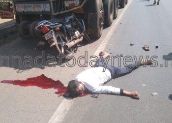 ಹೈವೇಯಲ್ಲಿ ನಿಂತ ಲಾರಿಗೆ ಹಿಂಬದಿಯಿಂದ ಬೈಕ್ ಡಿಕ್ಕಿ- ಬೈಕ್ ಸವಾರ ಸ್ಥಳದಲ್ಲೇ ಸಾವು
